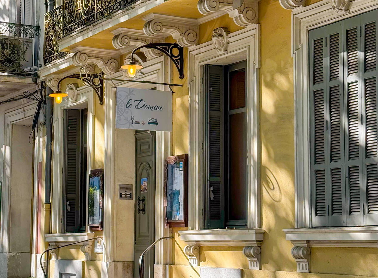 Porte d'entrée du restaurant Le Domino à Draguignan